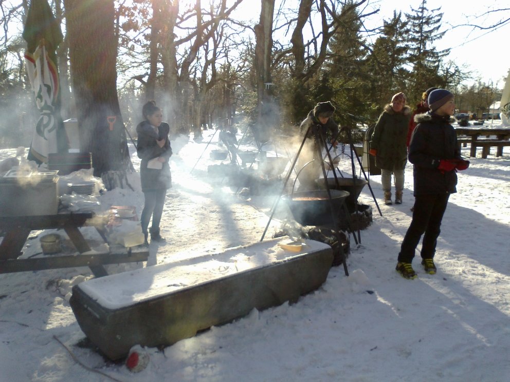 Bográcsok a Báró Eötvös Loránd Menedékház előtti placcon.