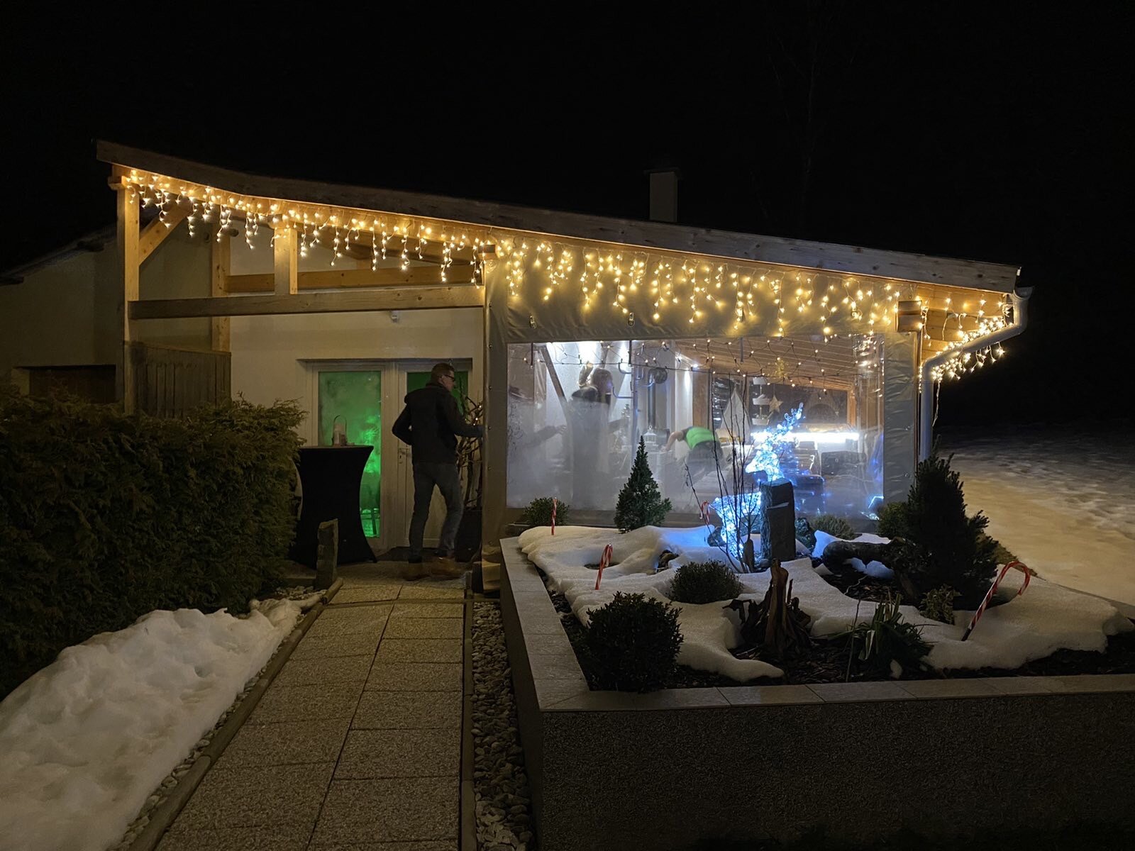 Kandallós hütte a kertben társalgóval és szaunával
