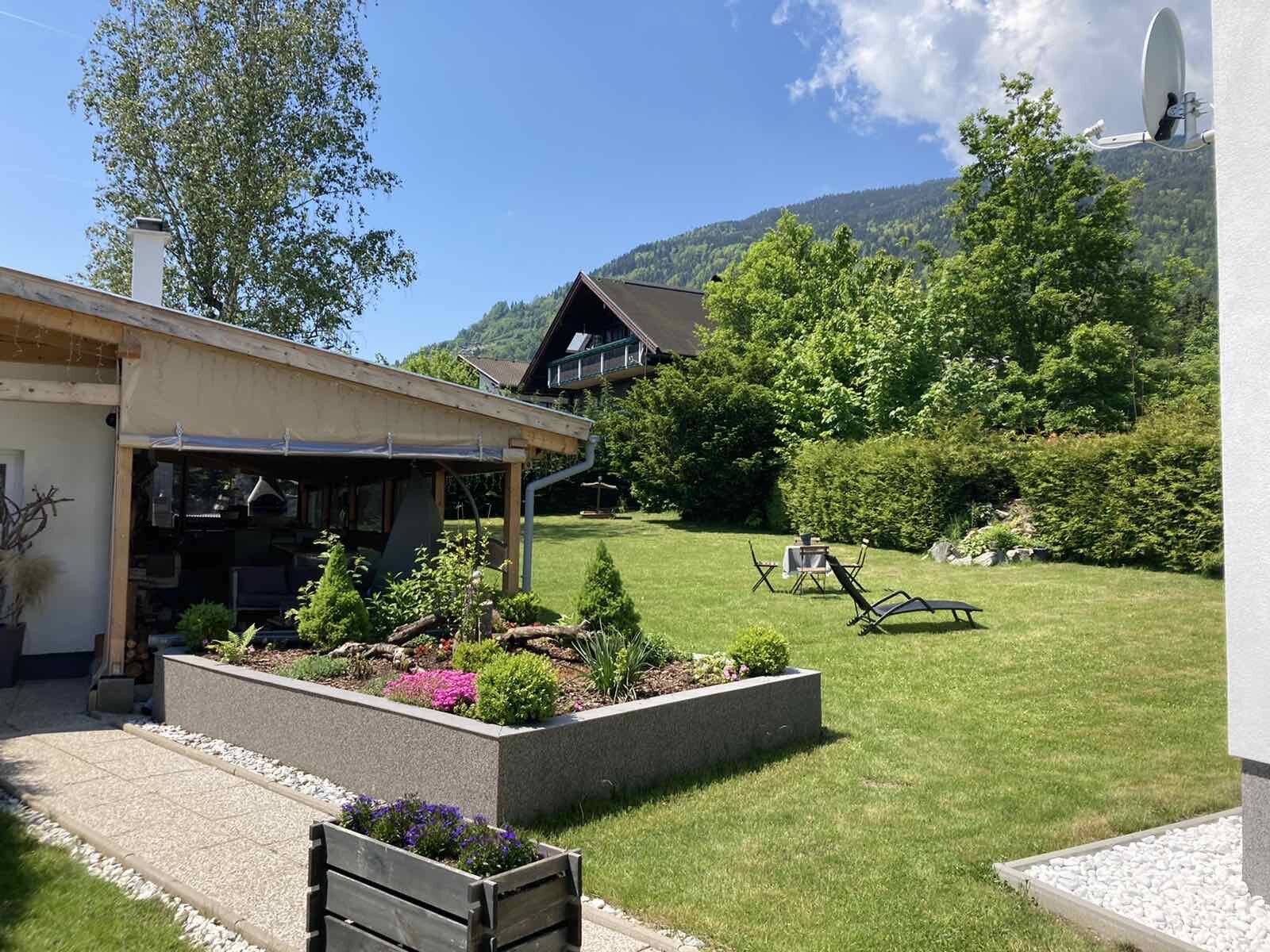 Kandallós hütte a kertben társalgóval és szaunával