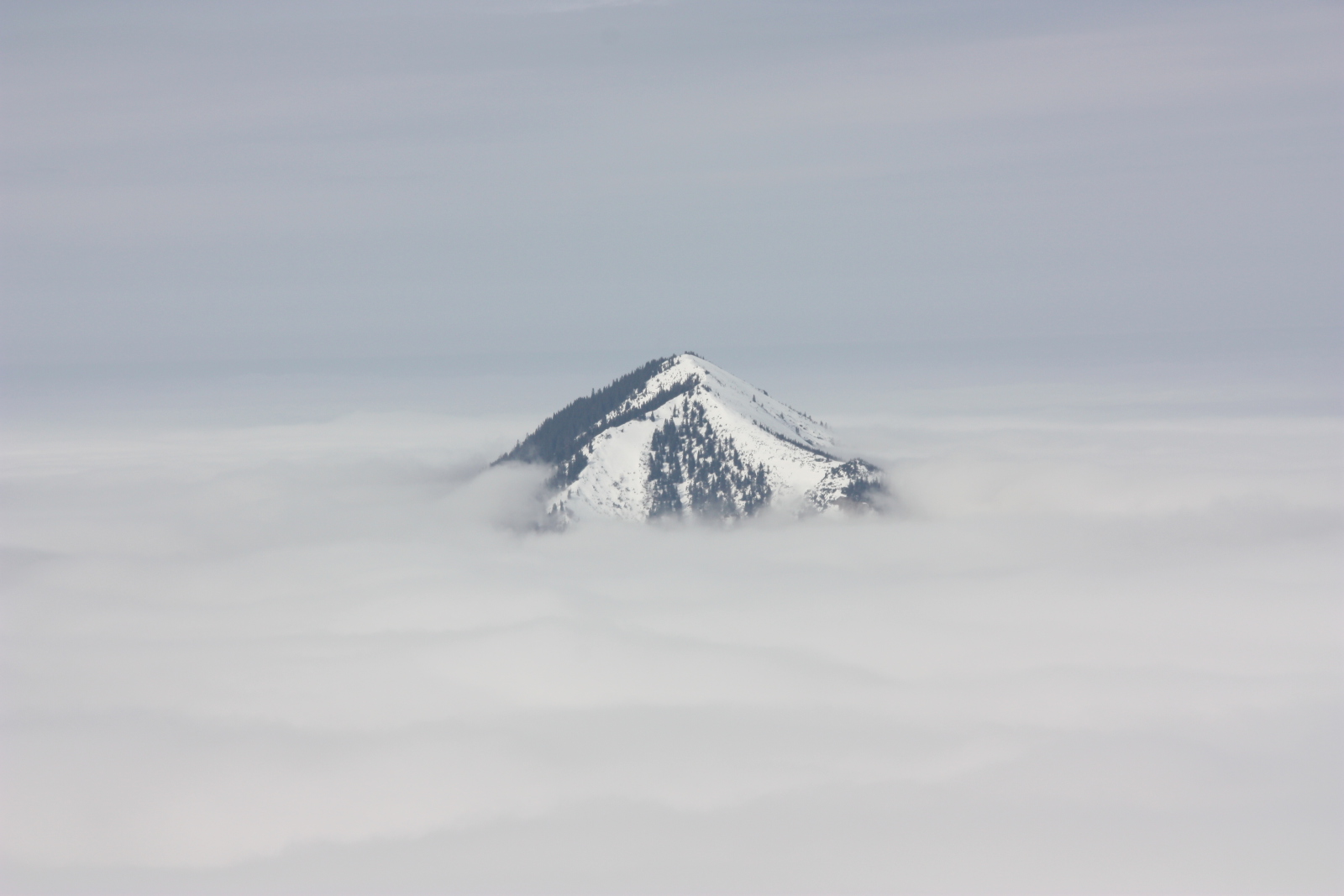 csúcs a felhők felett