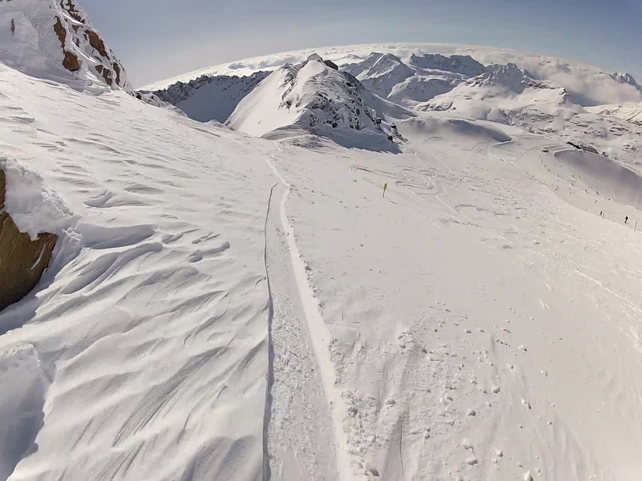 Mölltal: balra letértünk a pályáról, jobbra középen a sárga tábla jelzi, hogy jó helyen járunk.