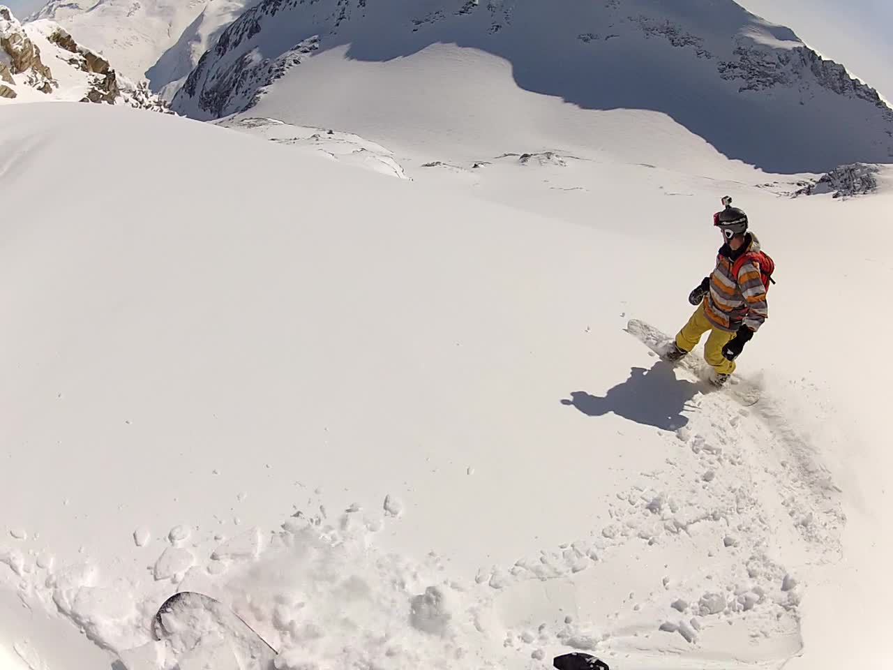 Lenyomott, de sima hófelszín. Sehol egy nyom.