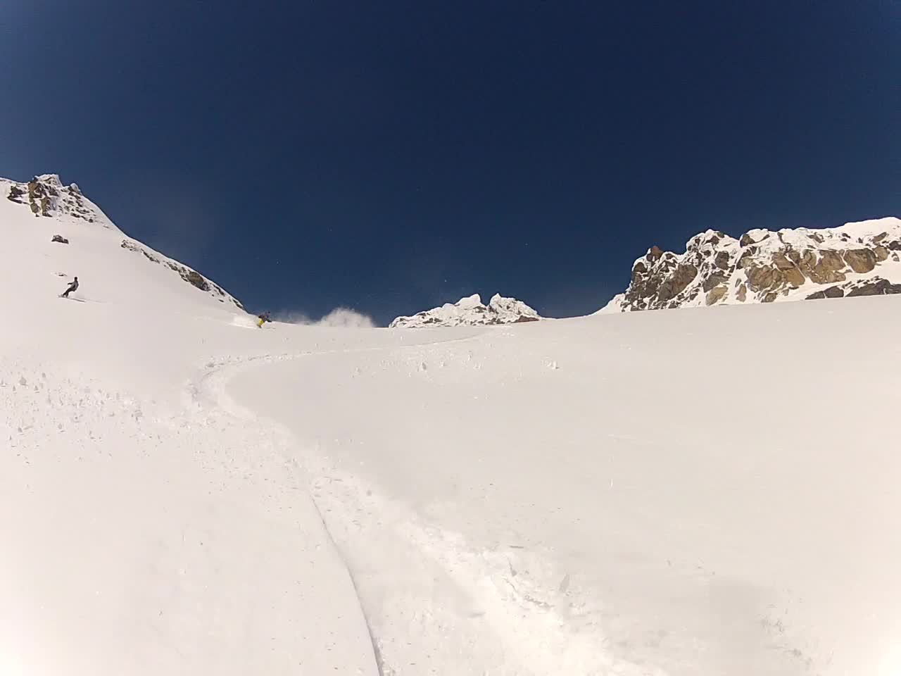 Endru kamerája hátrafelé vett minket.