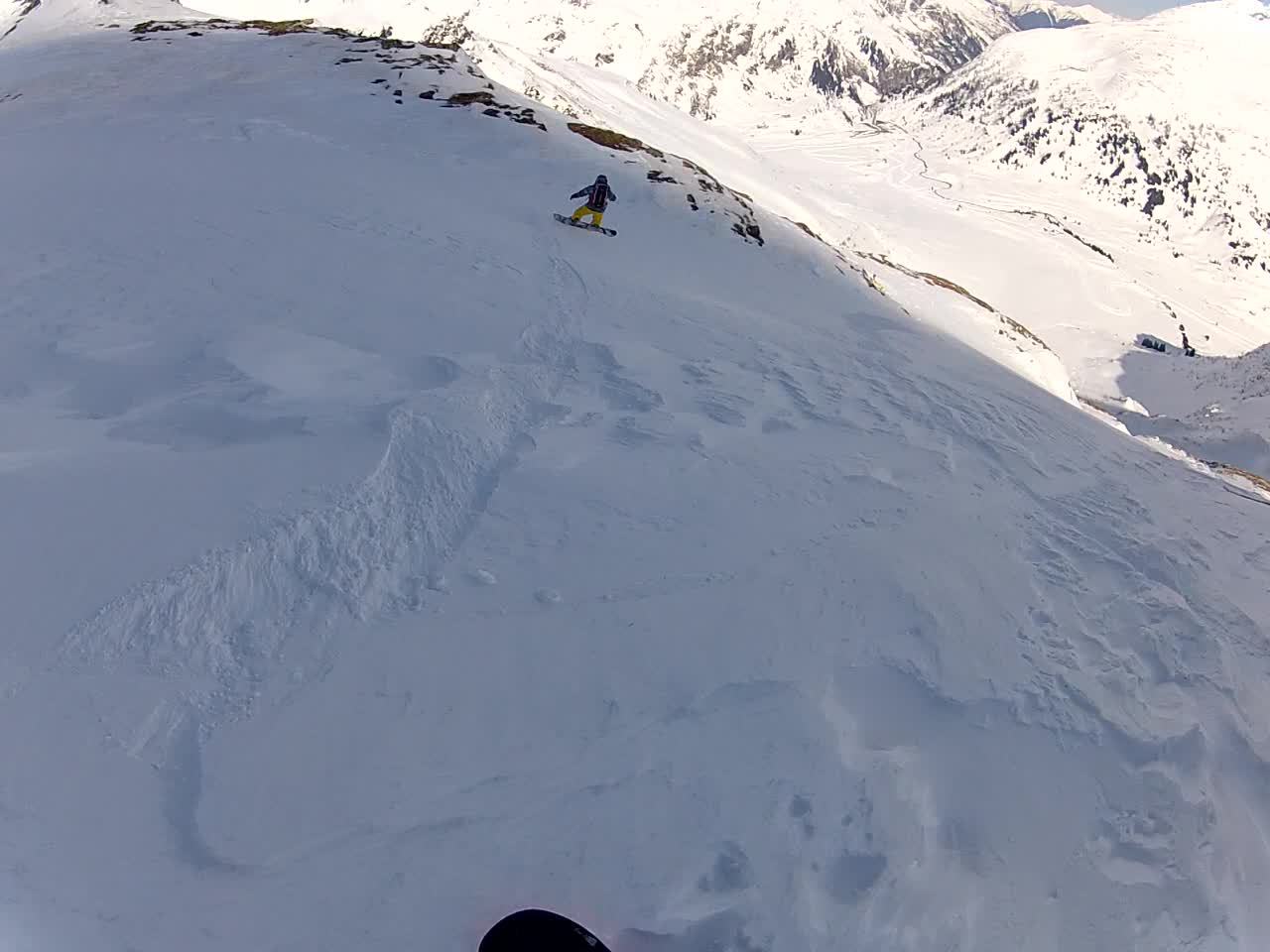 Olyan óvatosan ereszkedünk, mintha tojásokon lépkednénk.