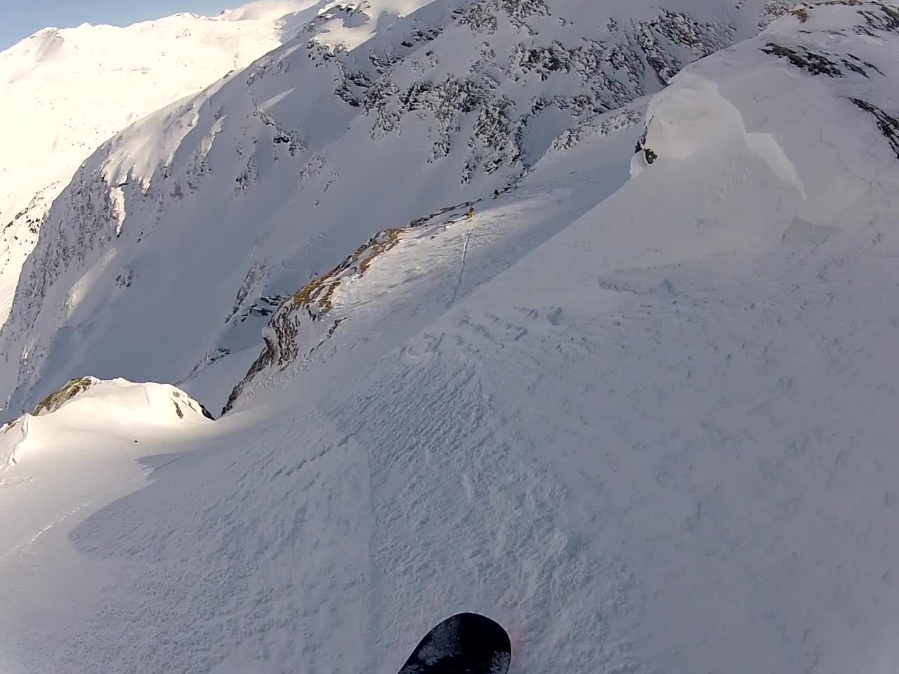 Óvatosan jobbra tartva a sziklafal alatt haladtunk...