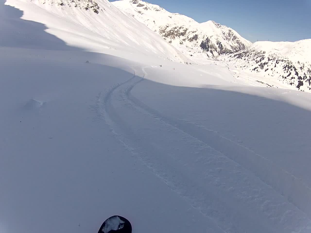 Innen balra tartunk a széles hómezőn.