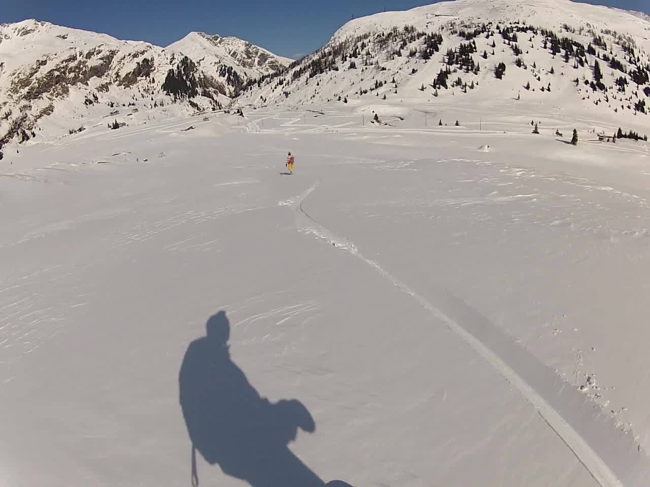 Leérkezés a völgybe, szemben a sífutóutak.