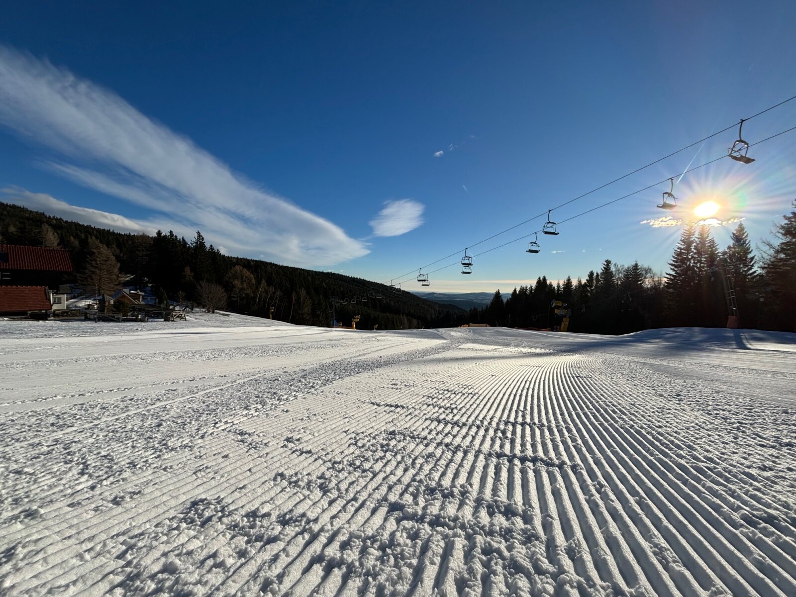 Frissen ratrakolt pályák a reggeli órákban