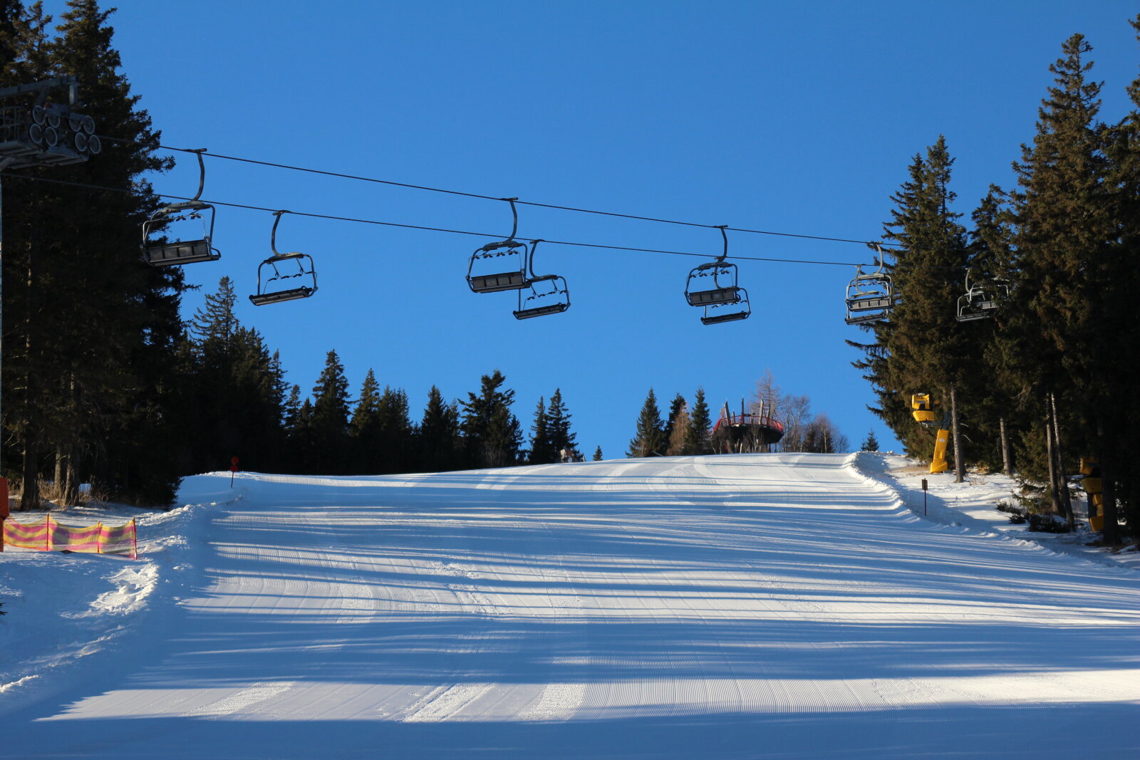 Frissen ratrakolt pályák a reggeli órákban