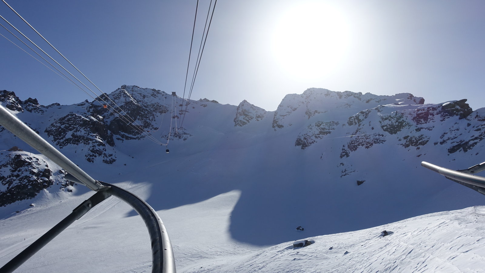 Beszállás elött a 2 Mont Fort liftnél, fent a Mont-Fort 3330