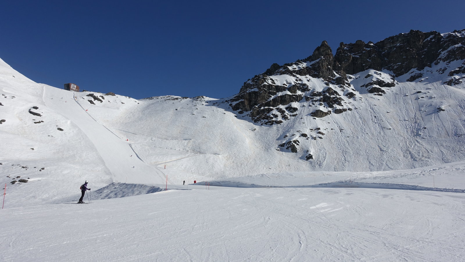 A Gentianes pálya felsö része, fent a 3 Jumbo lift állomás a Col des Gentianes 2950-en.