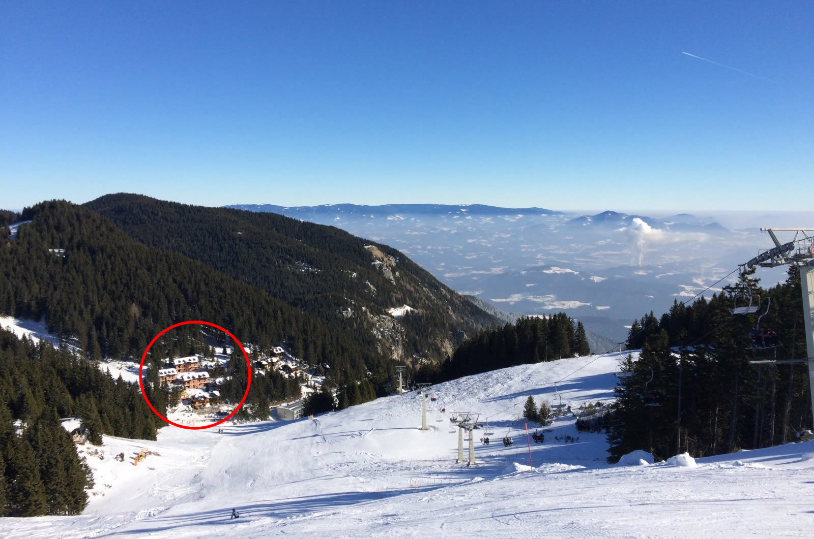 Az új apartmanok a Hotel Golte mögötti fenyőerdőben, a sípályák közvetlen közelében találhatók