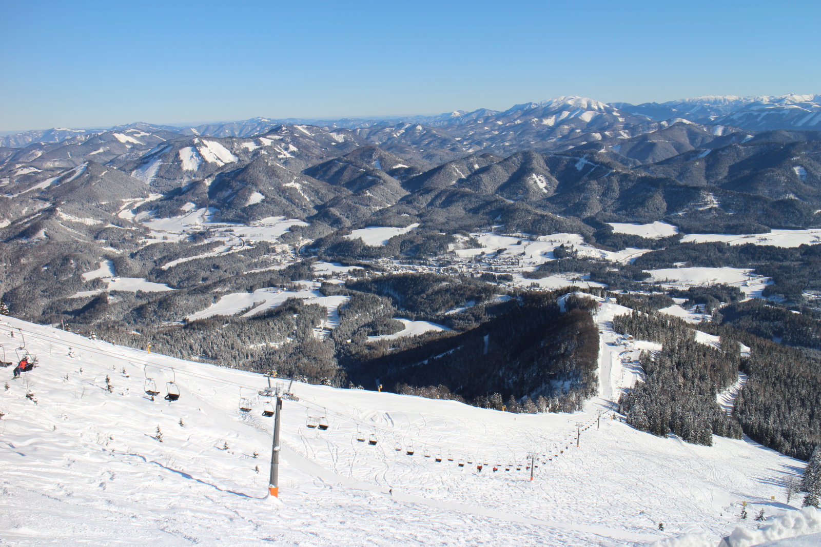 A kétüléses lift Gemeindealpe-n, amely egyenesen a csúcsig visz fel
