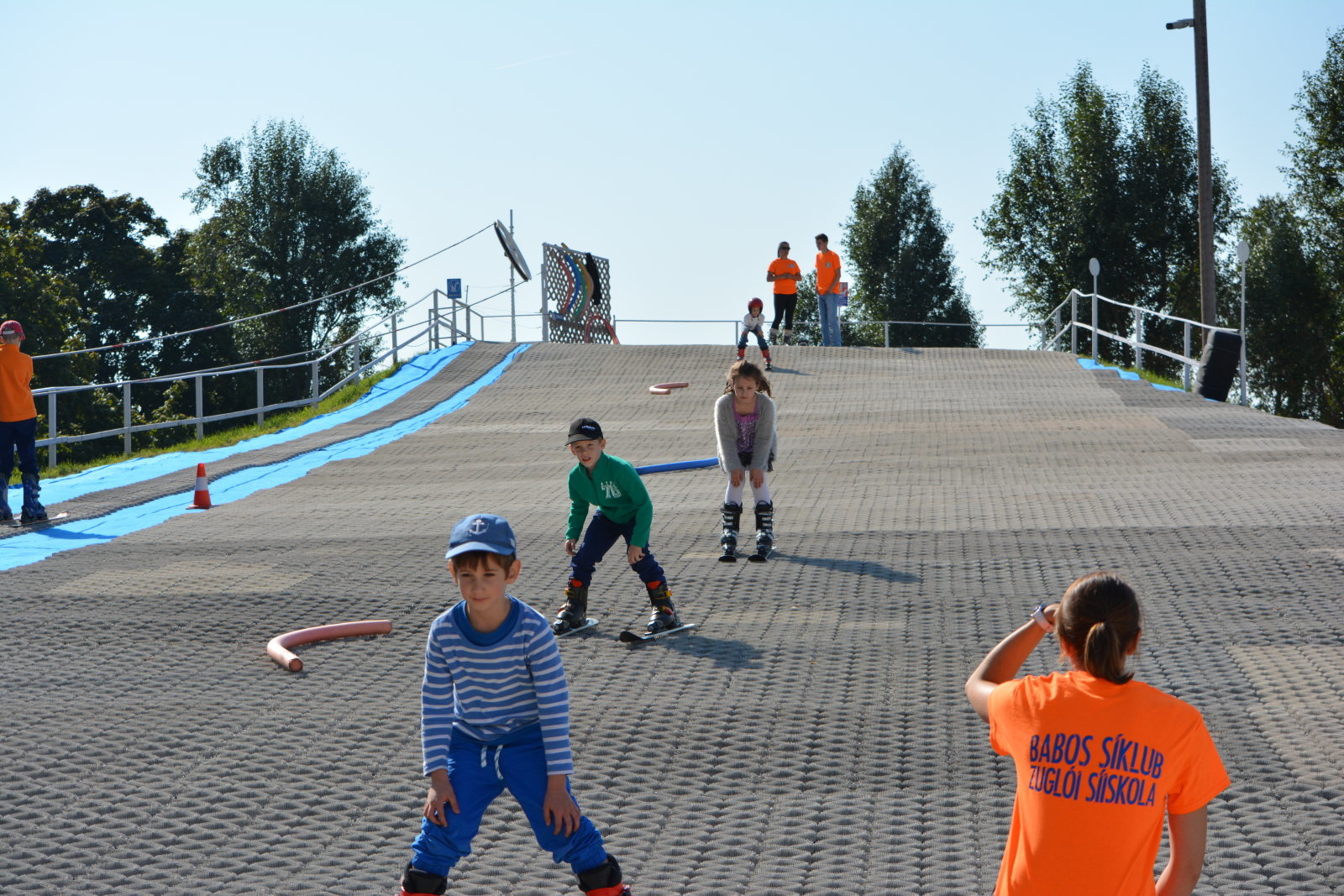 Oktatás a Babos Síklub zuglói műanyag pályáján