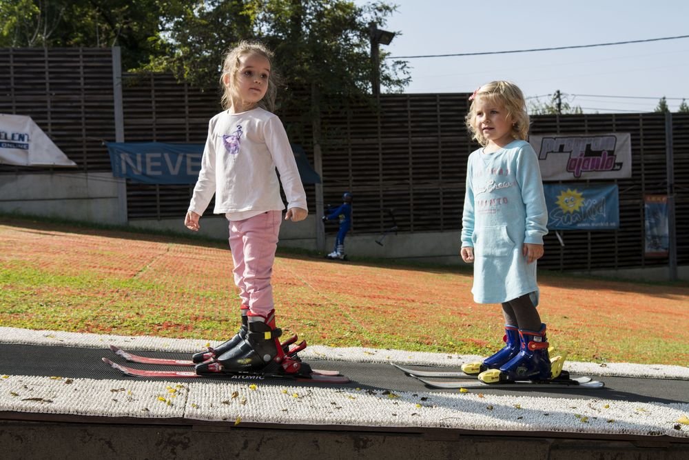 Sunkid mozgójárda Budapesten, a Bókay Kertben működő 4Seasons Síiskolában
