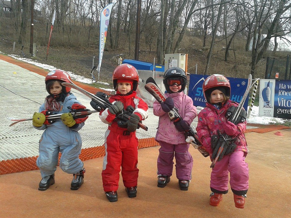 Kislányok a Pasaréti Síiskola pályáján - Budapest, Pasaréti u. 11-13.