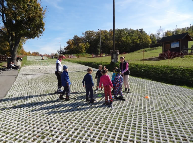 Gyerekcsoport a Visegrádi Síiskolában