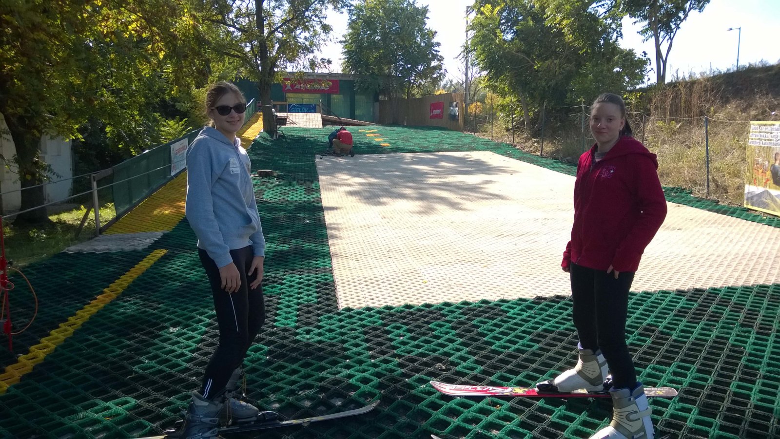 Síelők a Yetisí Szegedi Síiskolában