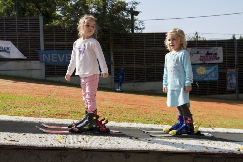 Sunkid mozgójárda Budapesten, a Bókay Kertben működő 4Seasons Síiskolában