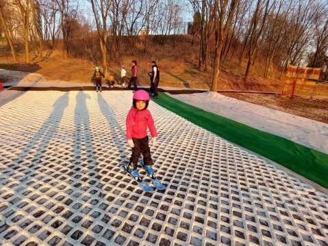 A Miskolci Farkasok Síiskola a Mednyánszky László utcában található
