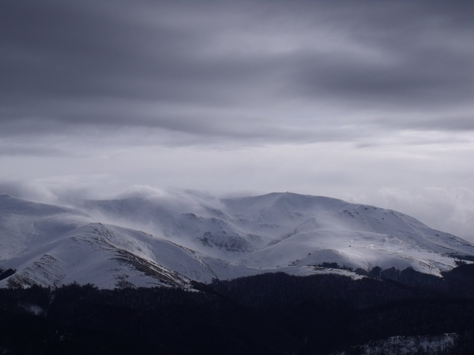 Háttérben a Szárkő-hegység vonulatai