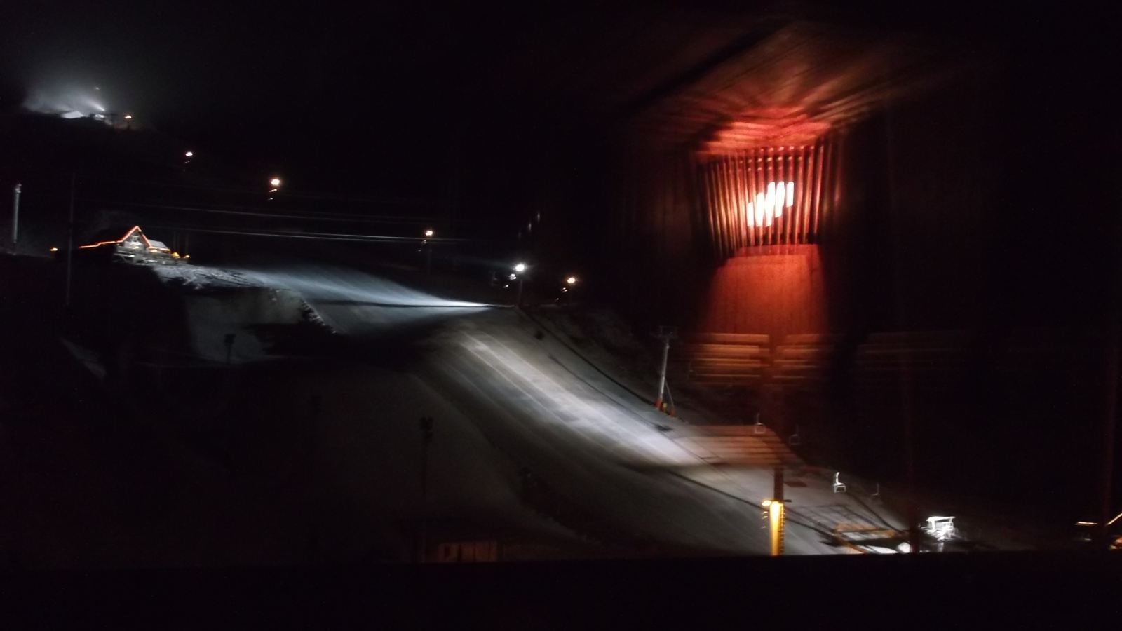 Este a szaunából kitekintve, az ablakon tükröződő szaunalámpával