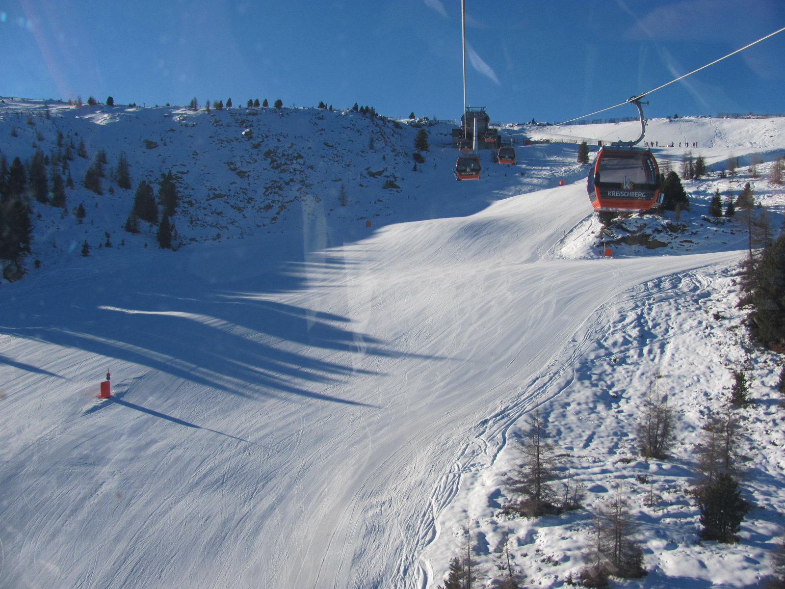 10 üléses végállomás, piros 18 kezdete, jobbról a kerülő bejövetele