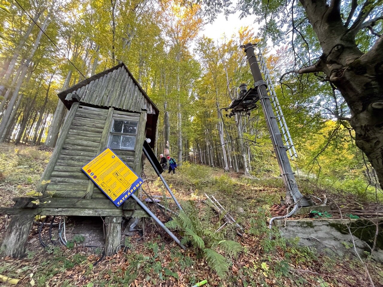 A ledőlt felvonóház. Tavaly ilyenkor még állt!