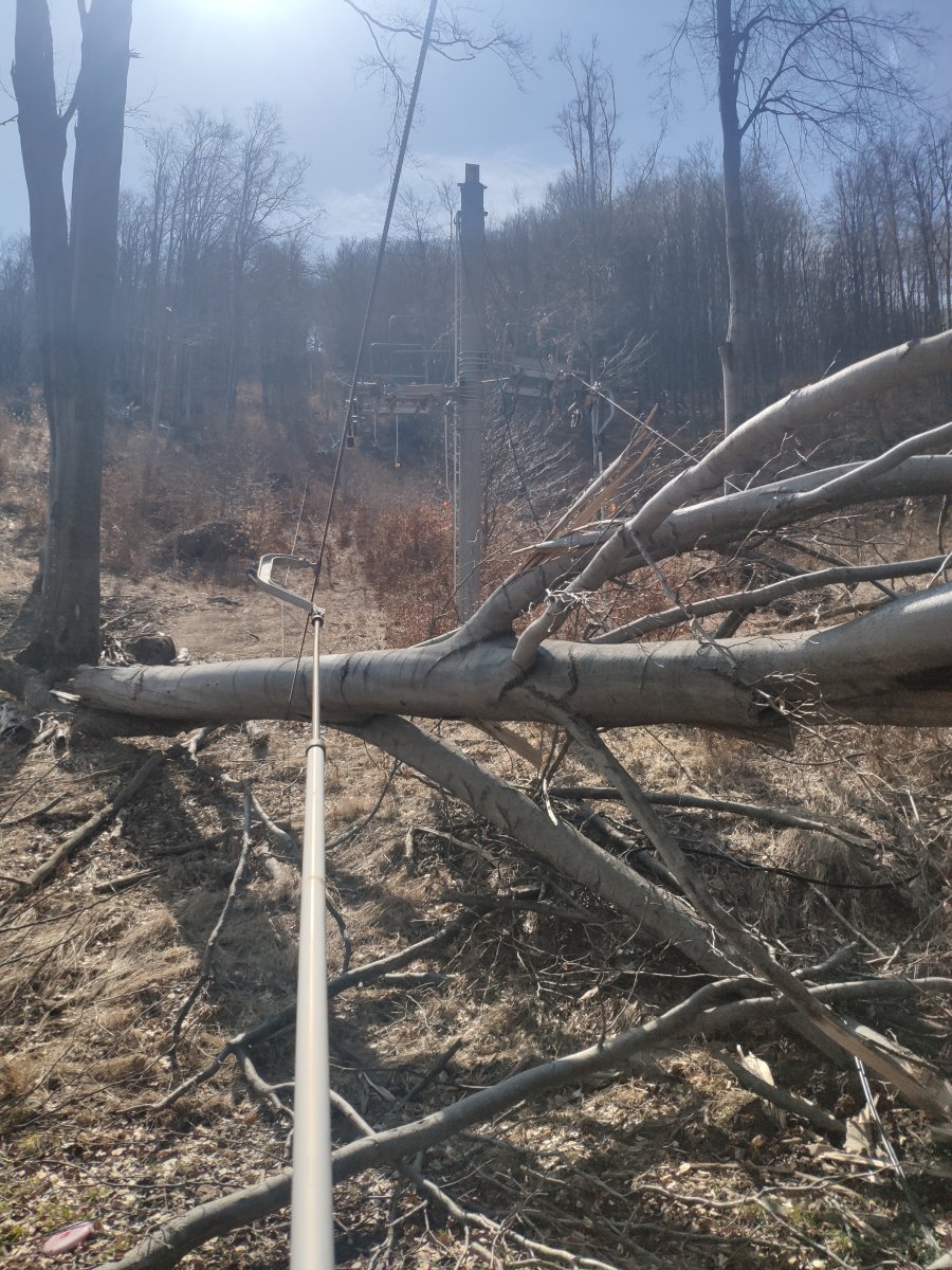 Nagyfelvonó alja. Több helyen sérült vonóvezeték tartó görgők leszakadva, oszlopok tartó szerkezete elhajolva.