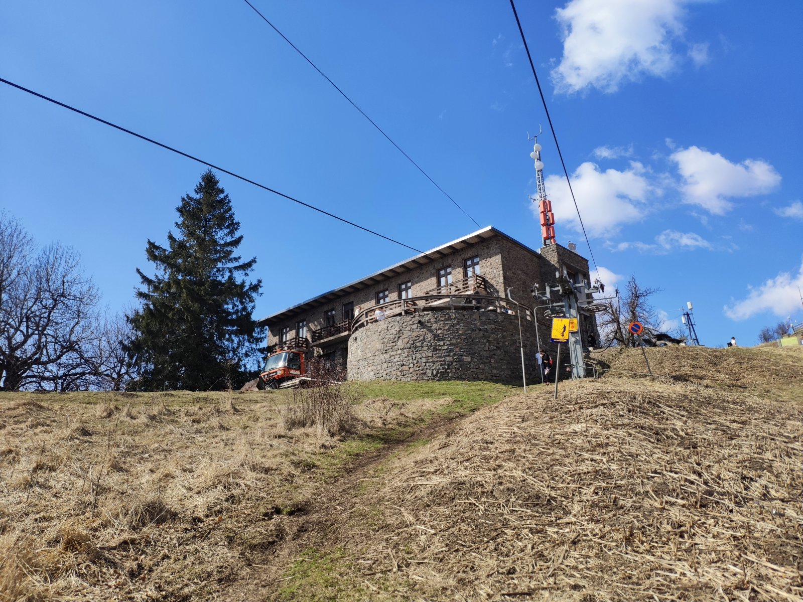 A ház.. és a déli oldal felvonója.