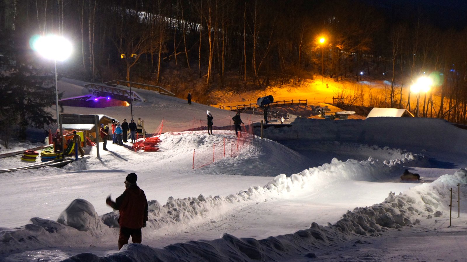 Kilátás a HócsúszdaParkból! 4 különböző nehézségű pálya található a HócsúszdaParkon belül.