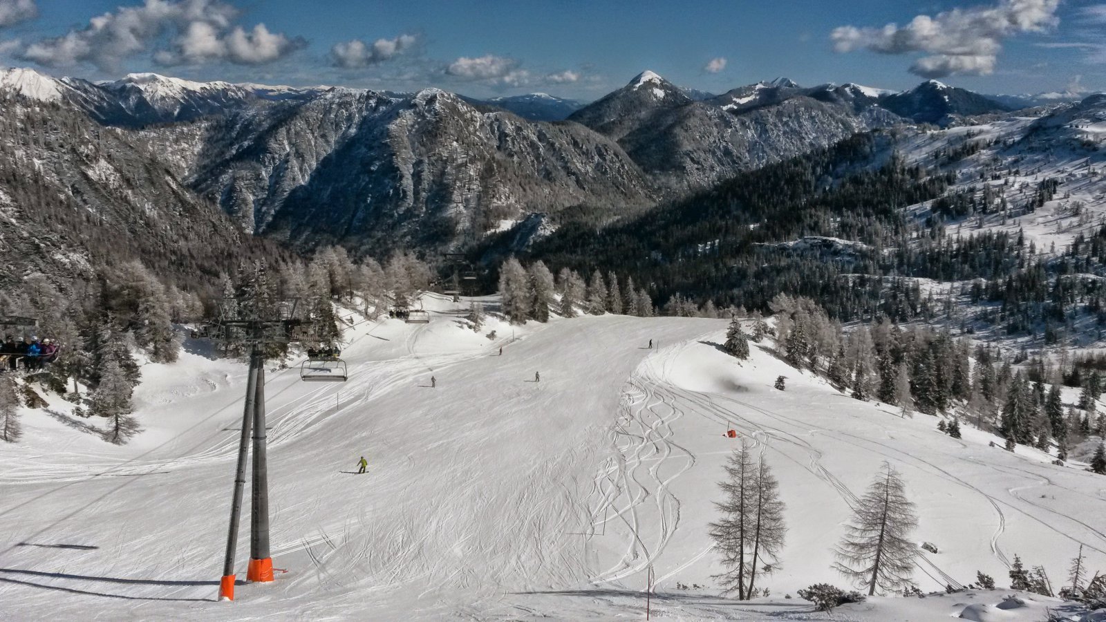 Hosszú, széles carving pályák. 