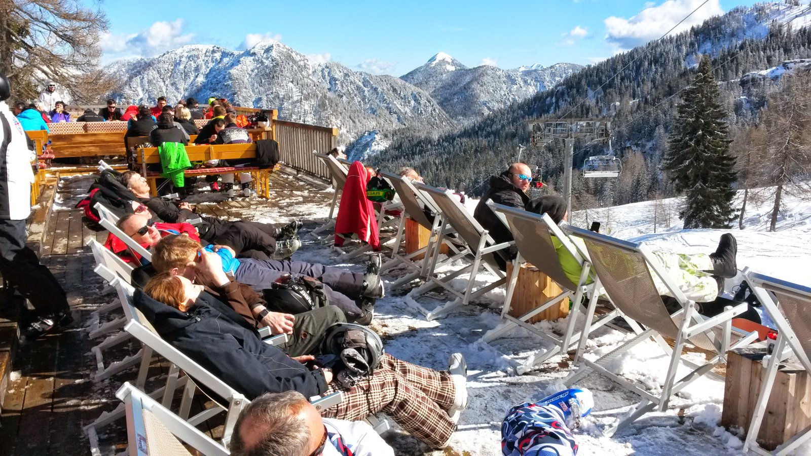 Napozás a hütte teraszán