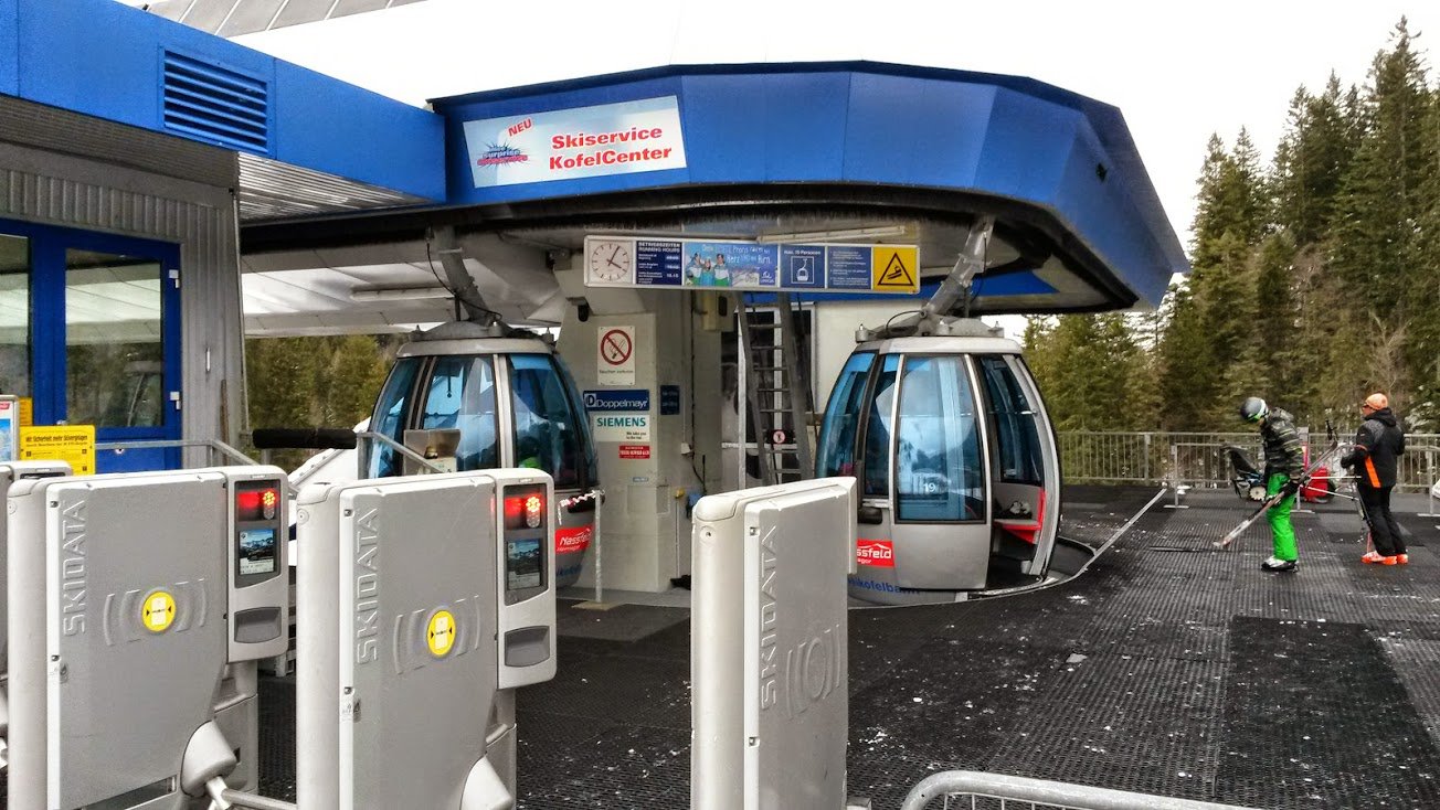 Nassfeldi kabinos felvonó - ez visz fel a Carnia pálya tetejére.