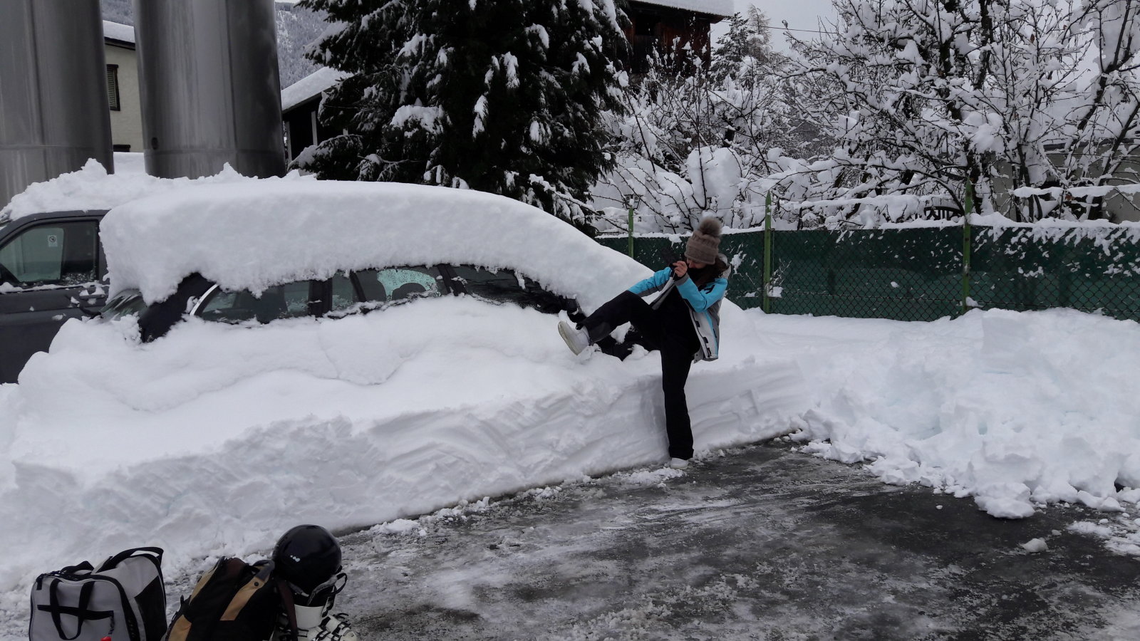 Reggelre az autónk eltűnt a hó alatt