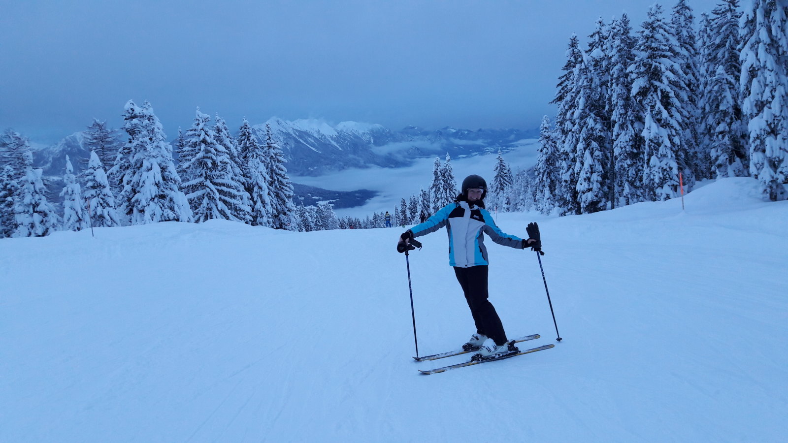 Ilyen háttér előtt muszály pózolni egyet
