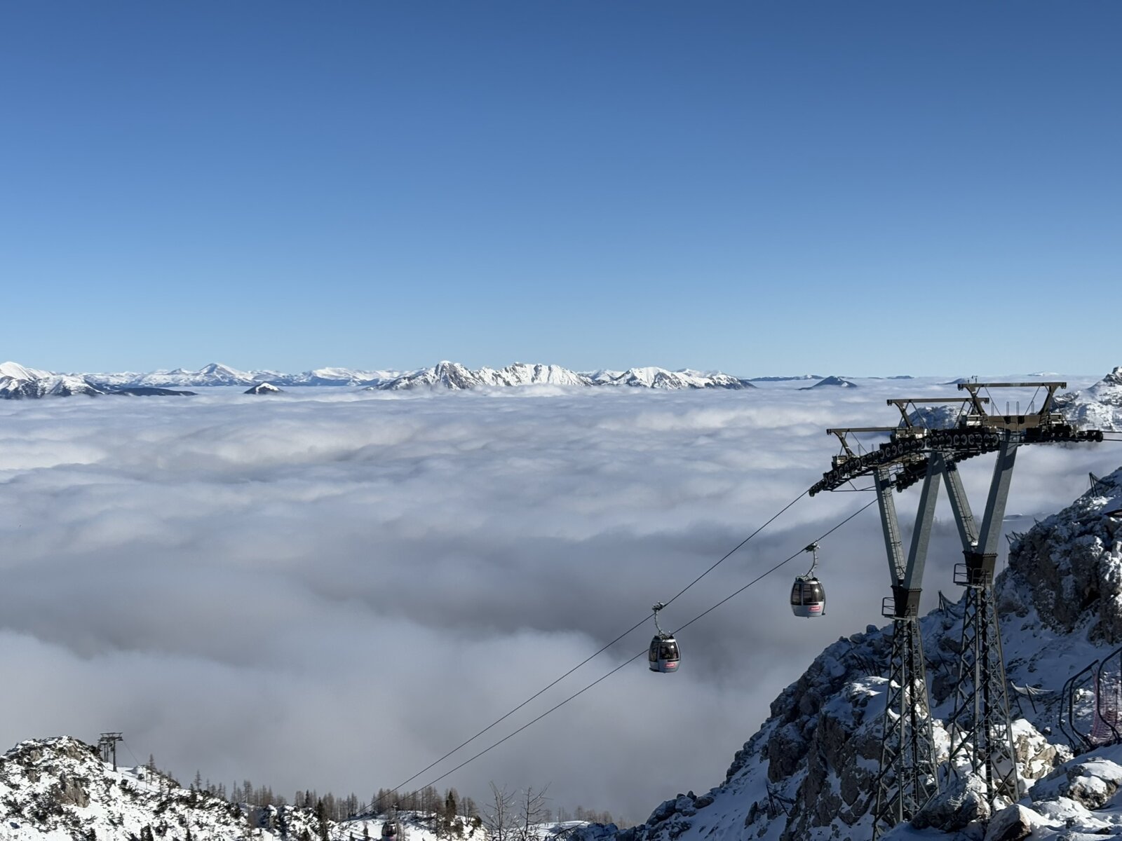 Felhőtenger a völgyben, napsütés a hegyen