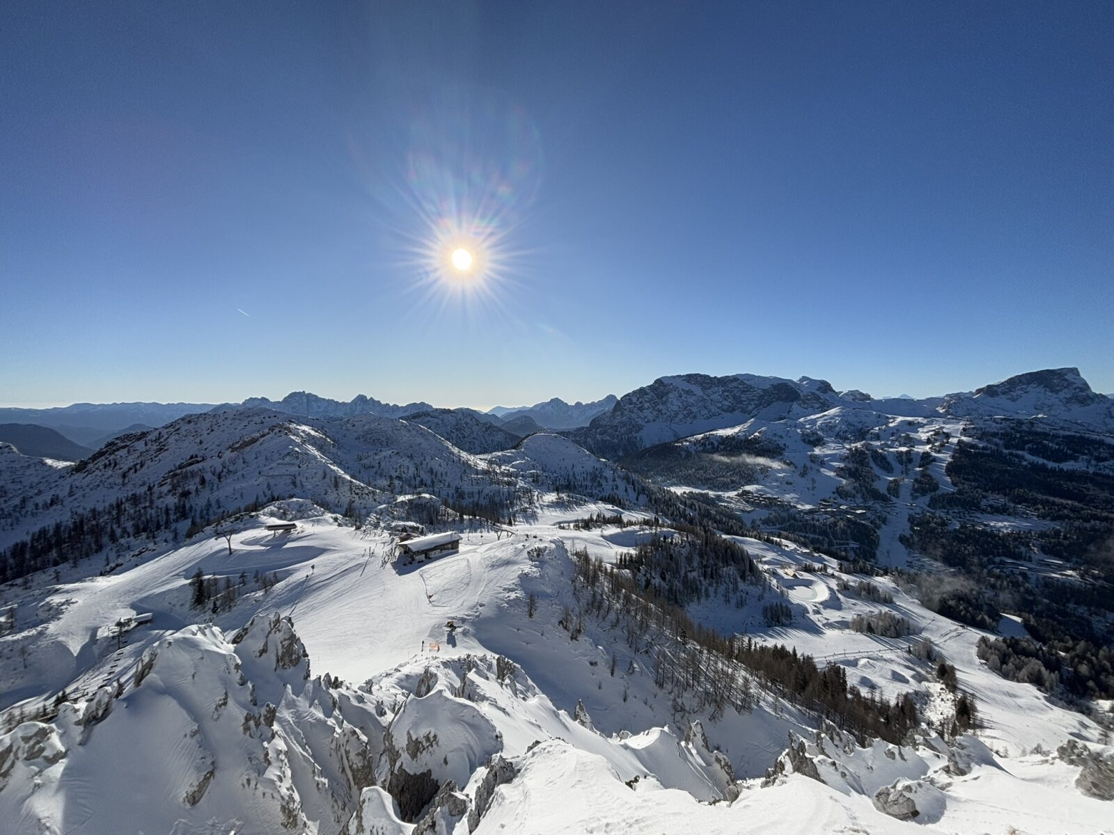 Pazar kilátás a 110 km-es pályarendszerre a Gartnerkofel csúcsáról