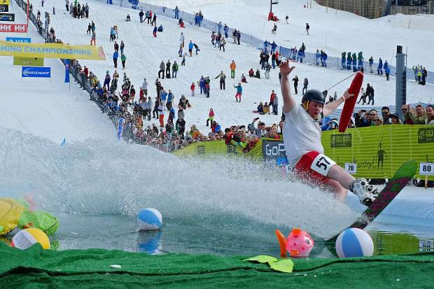 Igazi télbúcsúztatás - a havas pályáról egyenesen a tóba csúsznak | Fotó: vaildailynews.com