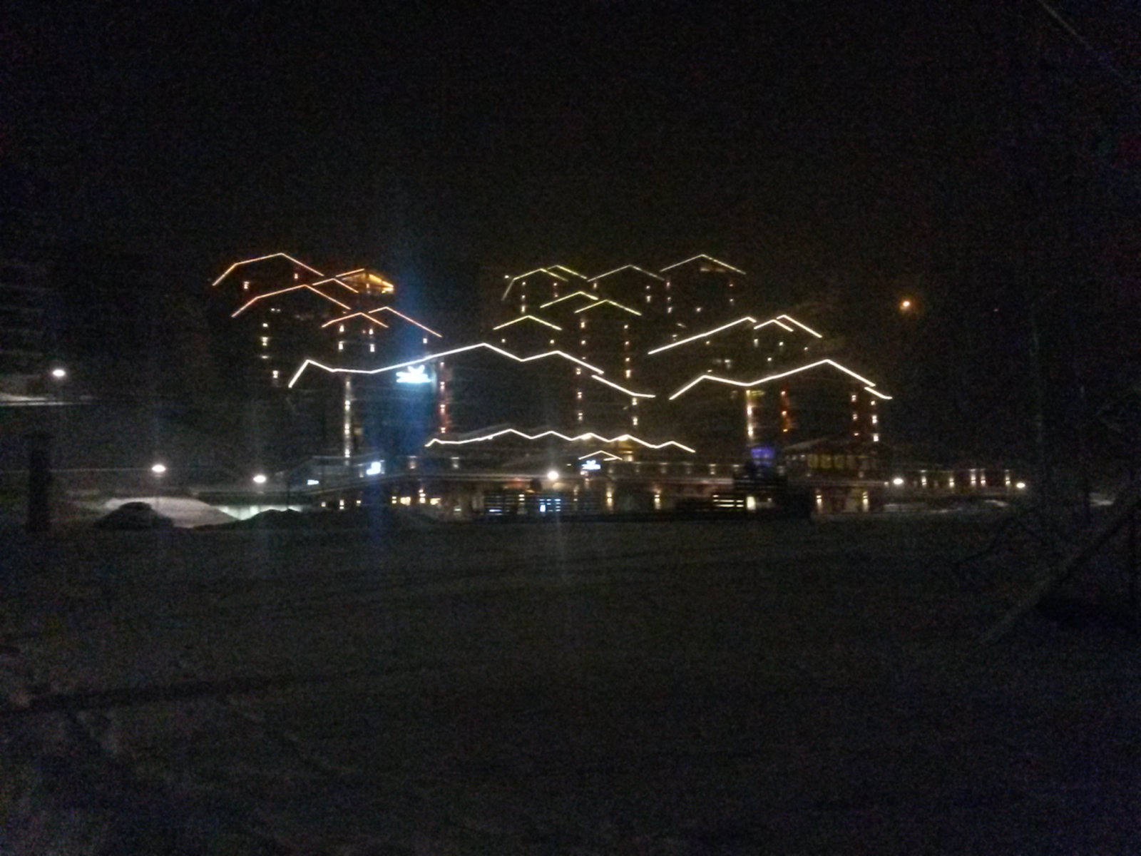 A Hotel Nendaz sziluttje az éjszakában.