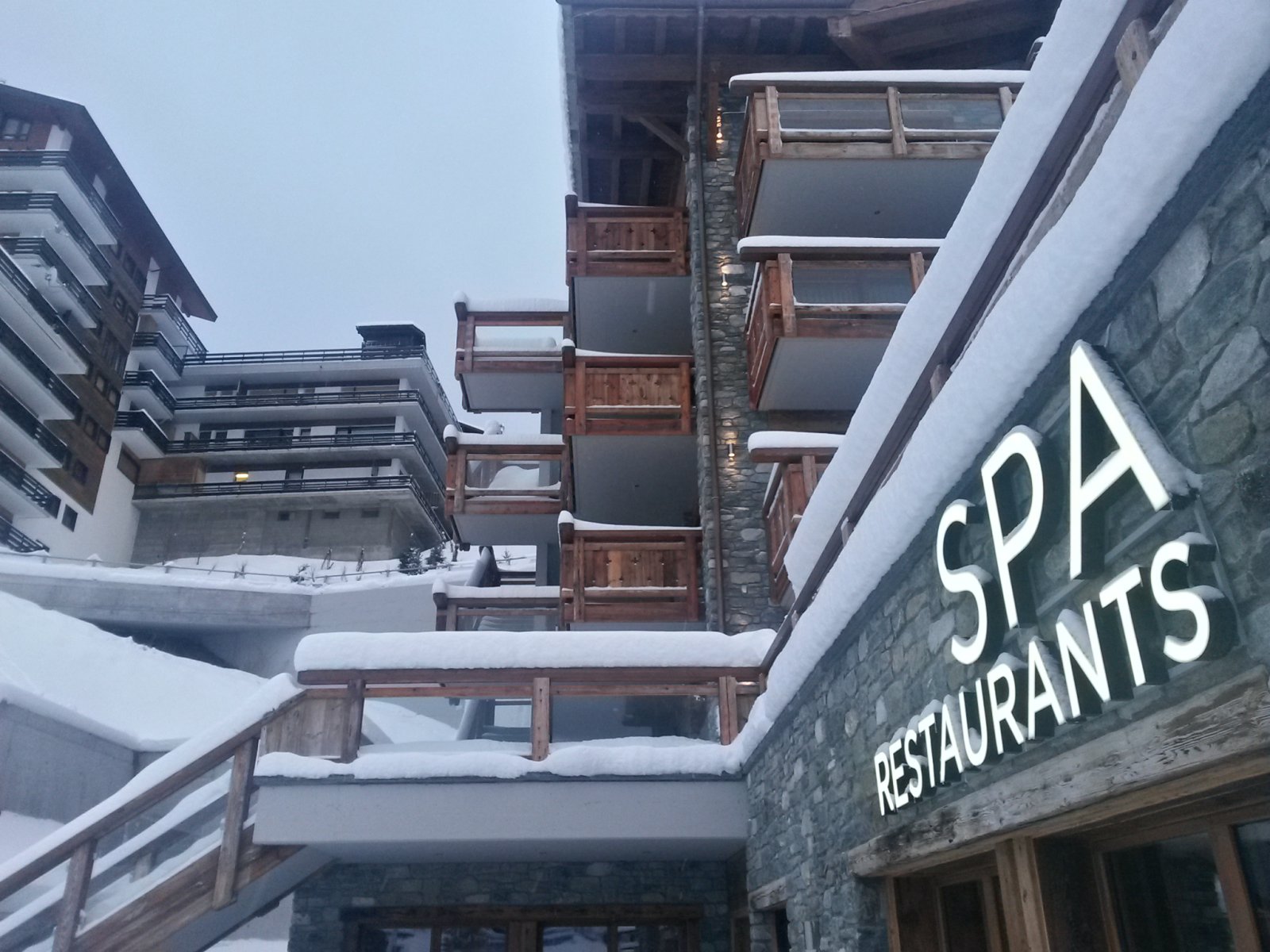 A Hotel Nendaz ****+ a település központjában található. Az épületben lévő wellness fürdőt külső vendégek is látogathatják. Minden nap reggel 9-től este 9-ig van nyitva.