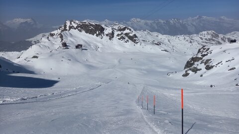 Kezelt fekete pálya, oldalt látszik a szürkeség az a szaharai homok