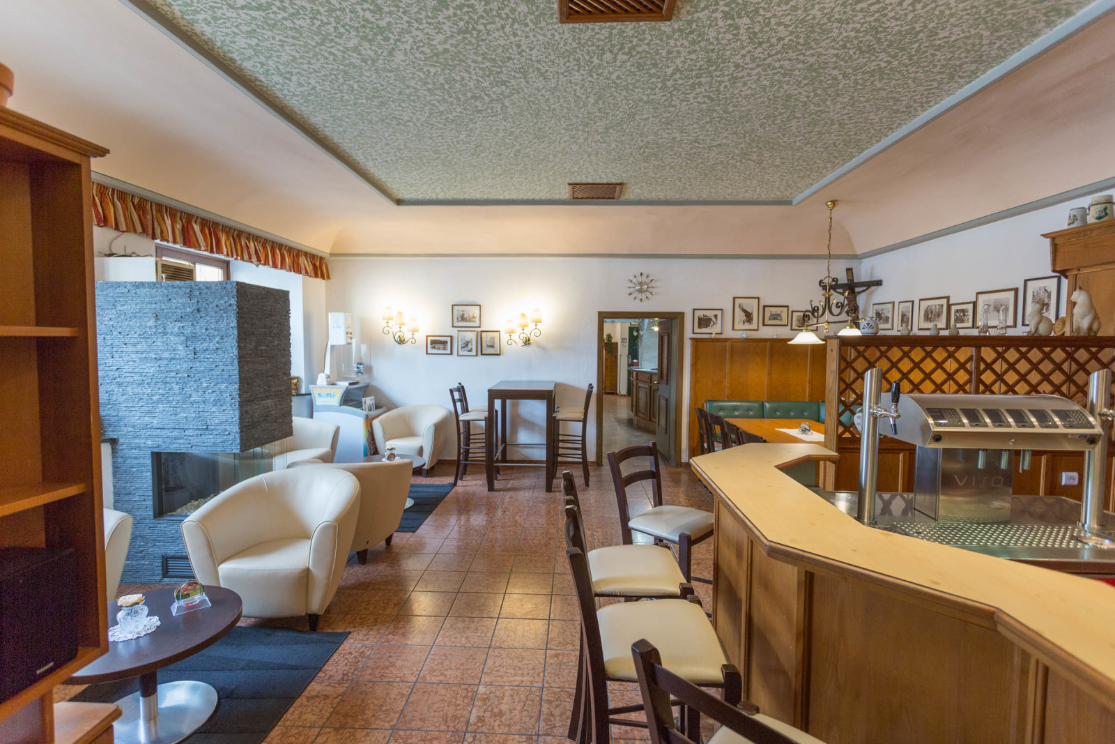 11.Hotel-Neuwirt-bar-kozossegi-helyseg.jpg
