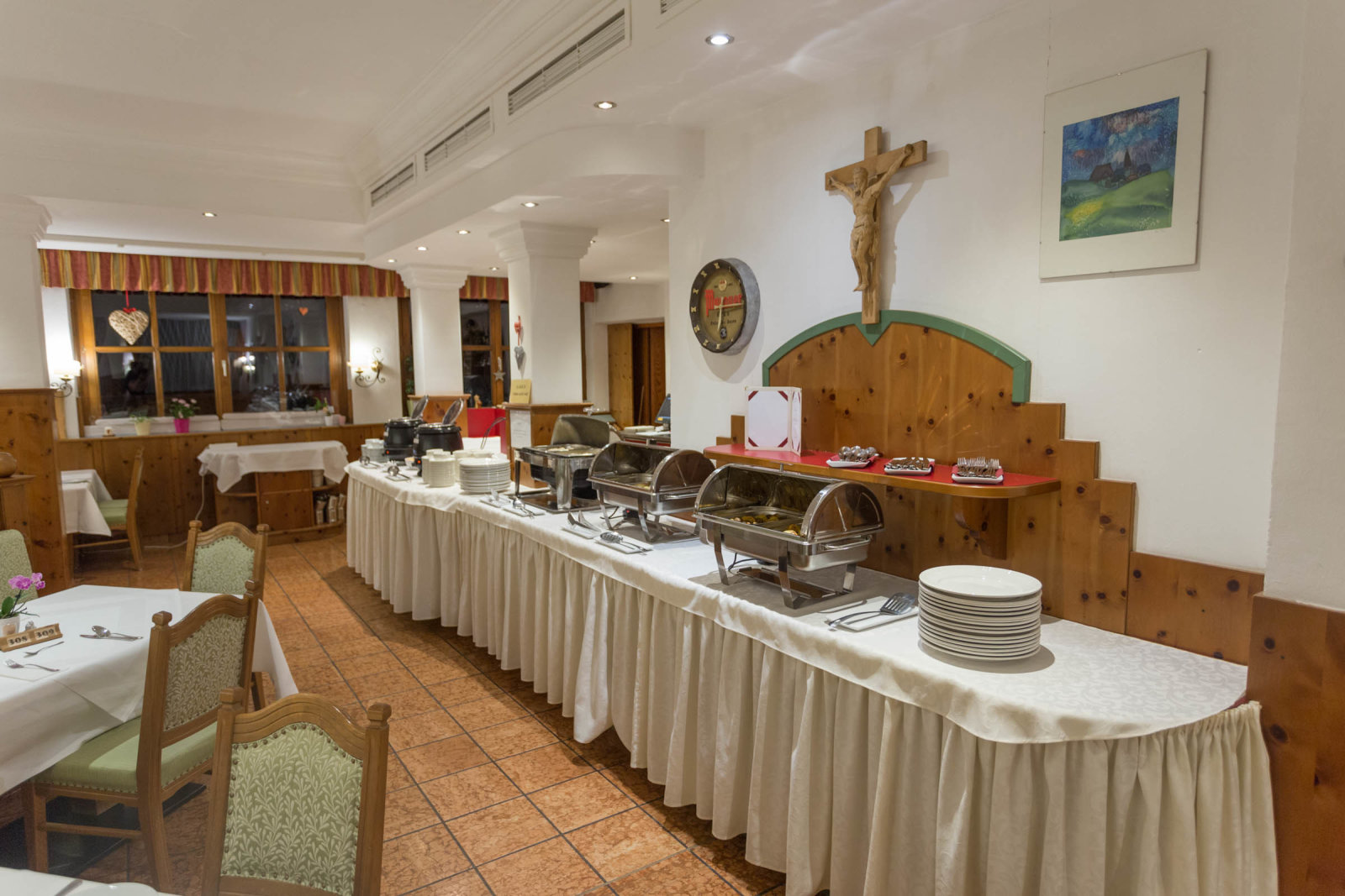 13.Hotel-Neuwirt-vacsora-svedasztal.jpg