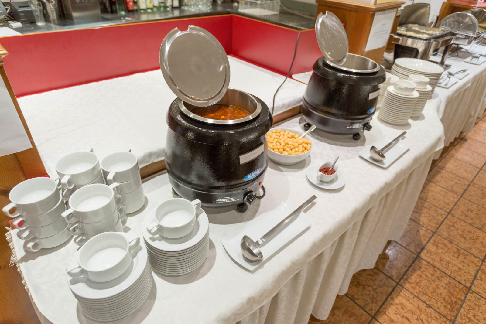 15.Hotel-Neuwirt-svedasztalos-vacsoraleves.jpg