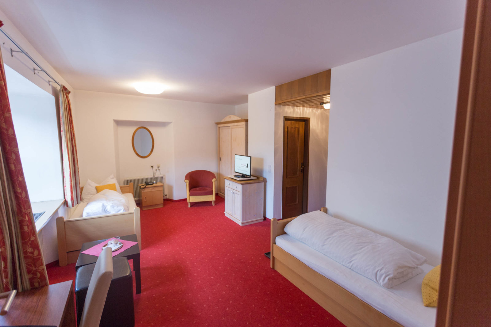 20.Hotel-Neuwirt-szoba-ket-kulon-aggyal.jpg