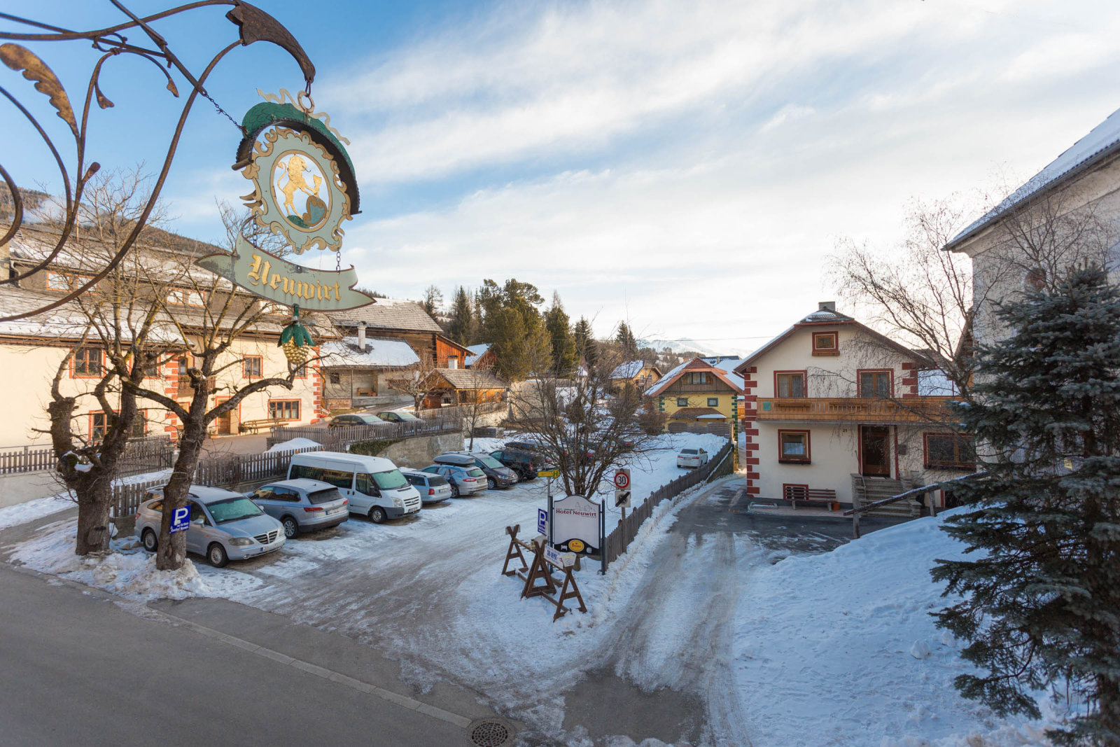 3.Hotel-Neuwirt-parkolo-utcakep.jpg