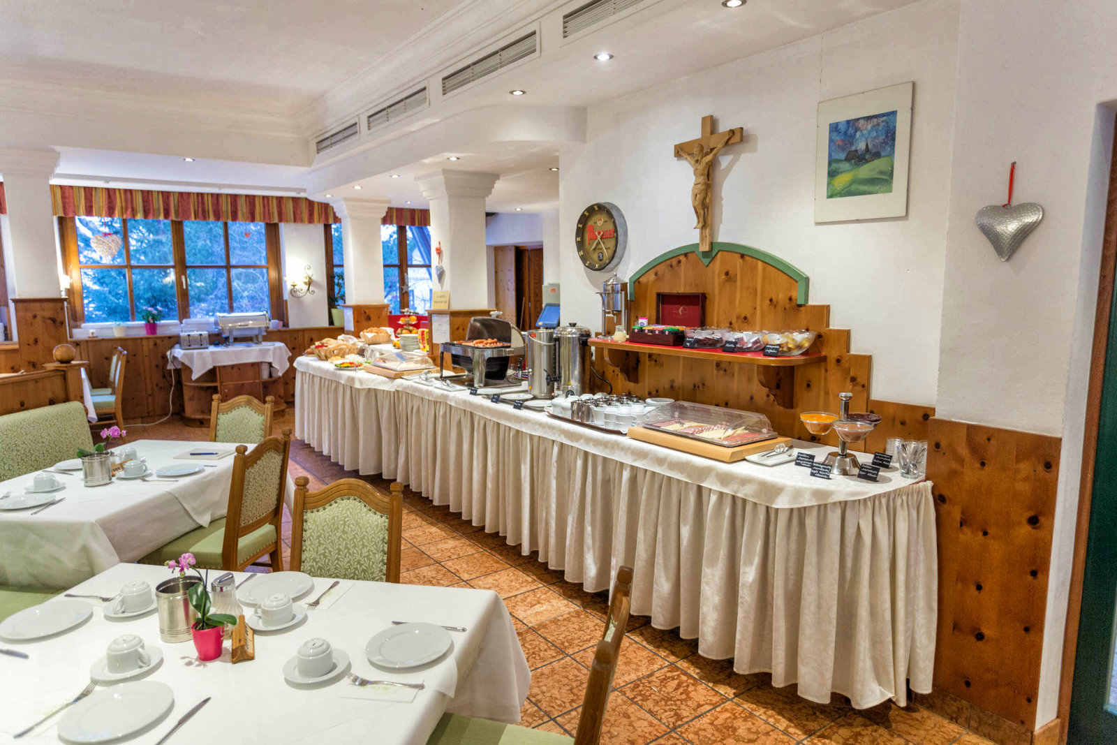 4.Hotel-Neuwirt-reggeli-svedasztal2.jpg
