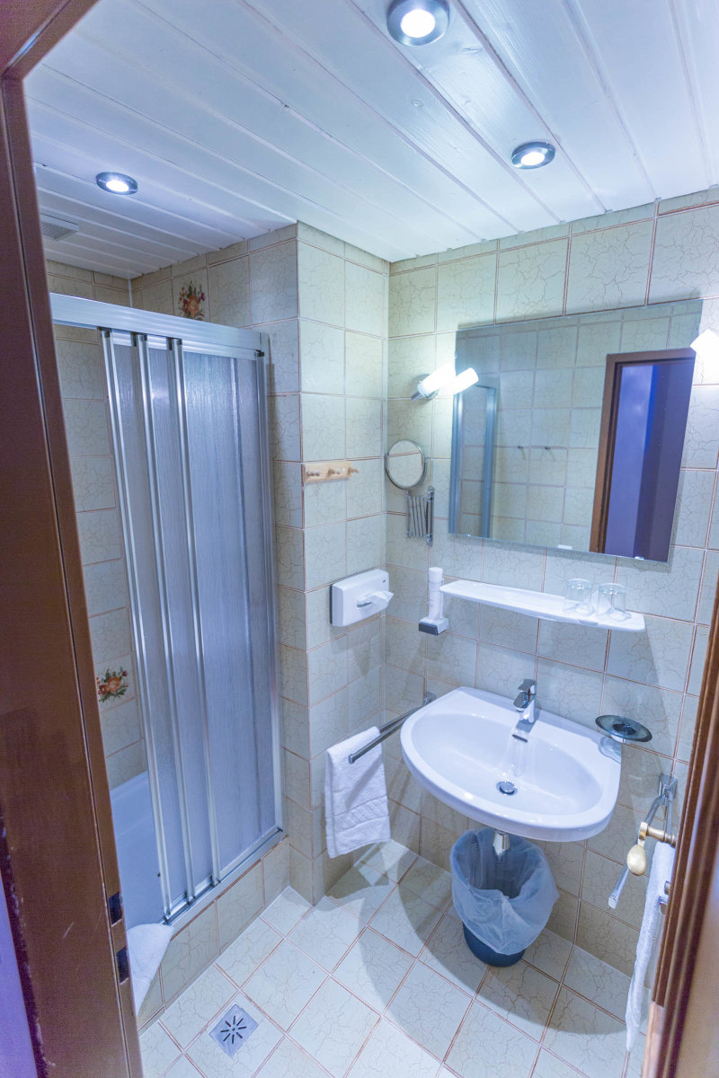 6.Hotel-Neuwirt-furdoszoba.jpg