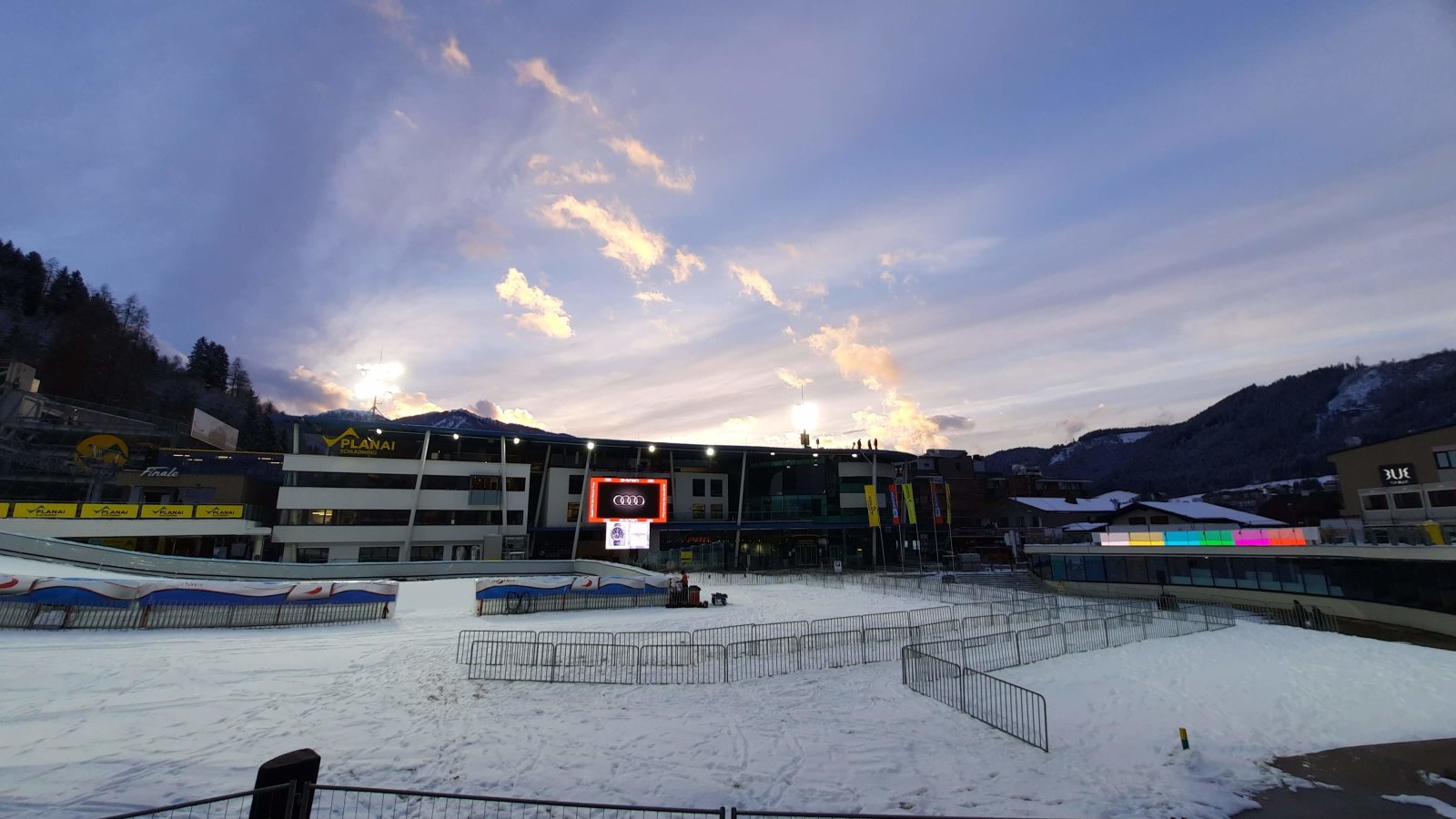 A Planai központi épülete a verseny előtti estén.